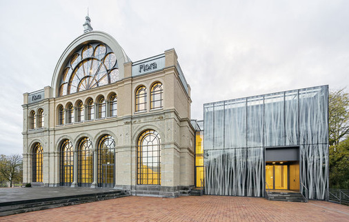 Ein verglaster Neubau, der mit einer Glasfuge vom Bestandsbau abgelöst ist, ersetzt die heterogenen Anbauten aus der Nachkriegszeit.