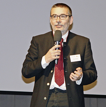 
Peter Schober von der Holzforschung Austria konnte 220 Teilnehmer in Schladming begrüßen.
