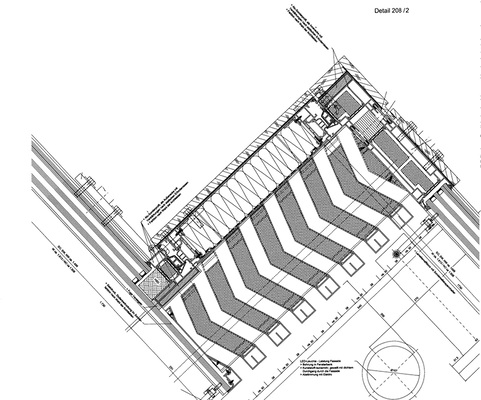 
Horizontalschnitt durch ein Schallschutzelement mit V-förmigen Lamellen (mit Schallabsorbern), die außen liegend auf dem Fenster aufgebracht sind; innen ist eine Holzverkleidung auf dem Metallprofil befestigt. Der Paneelflügel kann motorisch geöffnet werden. 
