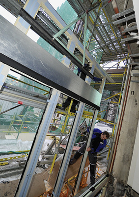 
Aufgrund des engen Zeitplans wurden viele Fassadenelemente vorgefertigt und teilverglast angeliefert.
