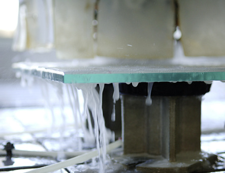 
Präzision wird großgeschrieben. Bei den Glastoleranzen arbeitet der Glasveredler teils in Dimensionen von Zehntel Millimetern.
