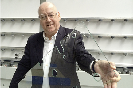 <p>
Stolz präsentiert Geschäftsführer und Inhaber Reinhard Cordes ein komplex bearbeitetes Interieurglas.
</p>
