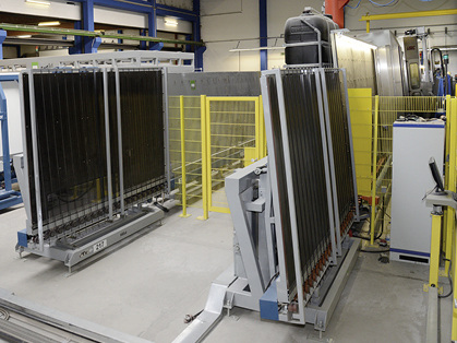 
Eine vertikale Säumanlage (r.) wurde parallel zur Eintransportstrecke in die Sortieranlage installiert. So können u. a. Scheiben, die gesäumt, aber nicht vorgespannt werden sollen, automatisch in den Sortierpuffer eingefüttert werden.
