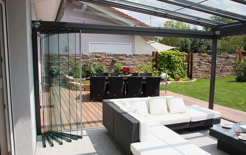 
Transparenz lautet das Zauberwort bei den Kaltdächern, da bei geöffneten Falt- oder Schiebeelementen aufgrund der statisch selbsttragenden Konstruktionen nur die Eckposten sichtbar bleiben.
