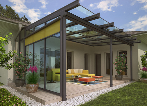 
Auch der Sichtschutz kann eine entscheidende Rolle für die Nutzbarkeit von Kaltdächern spielen. Senkrechtmarkisen bieten hier viele Möglichkeiten.
