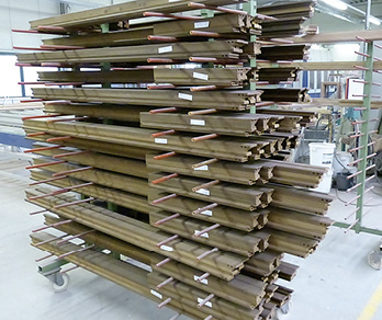 
Eingebaut wurden 250 Fenster mit gekonterter Dübeleckverbindung, deren Kanteln nach einem speziellen Verfahren karamelisiert wurden.
