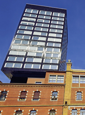 <p>
</p>

<p>
Schwarze Eleganz: Der 70 Meter hohe Wohnturm überragt mit seinen 20 Geschossen das gesamte Gebäudeensemble.
</p> - © Foto: Stephan Liebl, Dillingen

