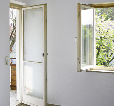 
Der Sicherheitsaspekt ist für die Saniererin wichtig – auch wenn die Wohnung im 3. OG ist – ein Einsteigen über die Balkone wäre möglich. 
