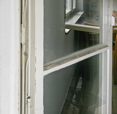 
Rund 69 Mio. Fenstereinheiten bestehen in Deutschland aus einfachverglasten Einheiten oder alten Verbund- und Kastenfensterkonstruktionen, wie sie hier vorzufinden sind.
