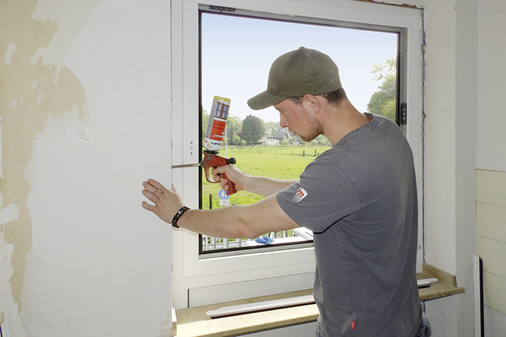 <p>
</p>

<p>
Der Fenstereinbau stellt beim Sanierungsfall ganz besondere Anforderungen an den Fachbetrieb. Abdichtung, Beiputzarbeiten und saubere Wandanschlüsse gehören hier mehr oder weniger zur Tagesordnung.
</p> - © Foto: Rolladen Müllers

