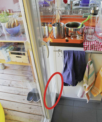 
Küchenzeile vor Fenstertür – Tauwasser- und Schimmelbildung sind am unteren Glasrand (rote Markierung) vorprogrammiert.
