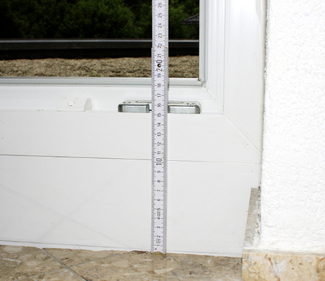 
Innenansicht einer sehr hohen und benutzerunfreundlichen Schwellenausbildung.
