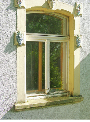 
Natürlich gealterte Fenster, die lediglich schlecht gepflegt sind, zeigen in ihrer Substanz selten akuten Handlungsbedarf.
