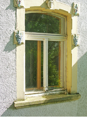 <p>
Natürlich gealterte Fenster, die lediglich schlecht gepflegt sind, zeigen in ihrer Substanz selten akuten Handlungsbedarf.
</p>