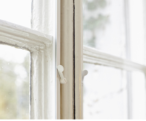 
Bei den Verschlüssen können entweder spezielle Schraubrosetten oder Vorreiber mit Schrauben verwendet werden.
