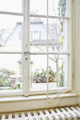 
Da nur eine dünne Floatglasscheibe eingebaut wird, ist die Gewichtsbelastung sehr gering. 
