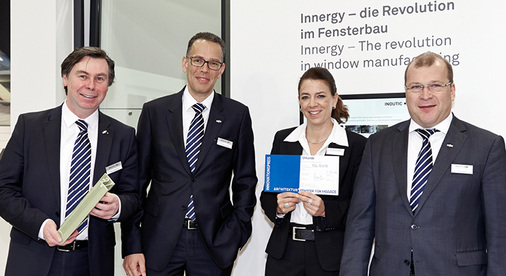 
Das Messe-Team von Inoutic / Deceuninck mit der Konzeptstudie „Innergy“ (v.l.: Bruno Deboutte, Director Central & Eastern Europe; Dr. Michael Stöger, Technical Director Central & Eastern Europe; Sandra Meißner, Leiterin Marketing Inoutic; Edgar Freund, Geschäftsführer Inoutic).
