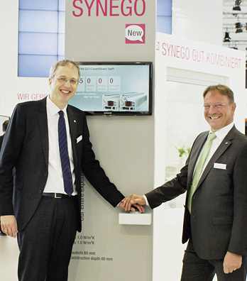 
Marcus Wittmann (l.), Leiter Fenster und Fassade, und Jürgen Hoffmann beim Start des Rehau Synego Countdowns auf der fensterbau / frontale 2014.
