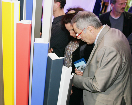 



Auf der fensterbau / frontale 2014 stellt der Systemgeber Veka Exponate mit der Oberfläche „Spectral“ mit hoher Chemikalienbeständigkeit, Kratzunempfindlichkeit und Abriebfestigkeit vor.
