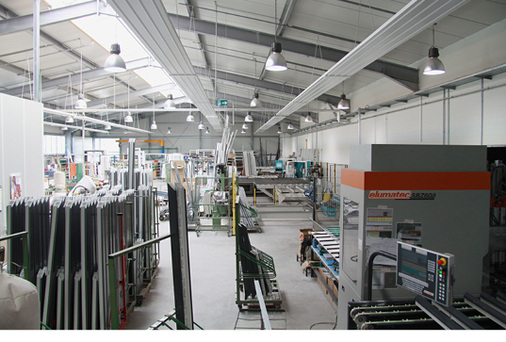 
Fensterfertigung bei Backmann: Immer wieder werden neue Anlagen integriert oder alte ausgetauscht – das war auch ein Grund für den Messebesuch von Georg Mutert.
