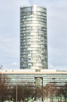 



Bürogebäude mit so unterschiedlichen Öffnungsgraden des Sonnenschutzes zeigen die Nutzeransprüche.
