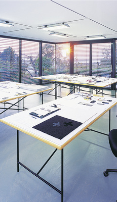 



Perfekte Lichtverhältnisse am Arbeitsplatz sind eine hohe Kunst. Erreichen kann man gleichbleibende Bedingungen nur durch automatische Regelungssysteme – der Mensch als „Controller” versagt hier in der Regel sehr schnell.
