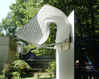 



Was mit Markisen bei Windbelastung passieren kann, zeigten schon 2003 die Windkanalversuche des ITRS. 
