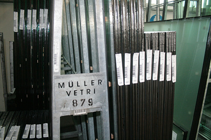 
Für eine flexible Kapazitätenplanung müssen auch alle einzelnen Gestelle eines Glasverabeiters über einen Barcode verfügen.
