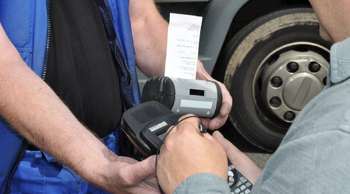 
So einfach ist die Übergabe: Nach dem Abladen wird die Gestellnummer gescannt und der Glasempfänger unterschreibt den Erhalt der Gläser. Dann bekommt er vom Fahrer einen Beleg mit allen notwendigen Daten, inklusive Standort.
