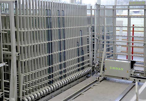 
Setzt der Fensterbauer für die Isolierglas-Bereitstellung automatische Puffer ein, wirkt sich das direkt auf die Produktionslogistik des ISO-Herstellers aus.
