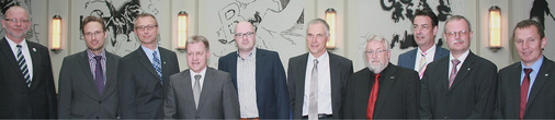 
Die neuen Vorstände von BF und GMI in Weimar, v. l. Ralf Vornholt (Vorstandsvorsitzender GMI), Michael Elstner (GMI, BF), Thomas Stukenkemper (BF), Wolfgang Häuser (BF), Michael Dobbe (BF), Thomas Fiedler (GMI), Jürgen Halbmeyer (BF), Florian Peters-Messer (GMI), Dr. Klaus Huntebrinker (BF), Thomas Dreisbusch (Vorstandsvorsitzender BF).
