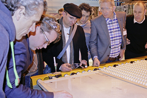 
Beim Werkstattrundgang begutachteten die Workshop-Teilnehmer das Bruchbild einer gerade produzierten und dann zerstörten 2 mm starken Dünnglasscheibe. 
