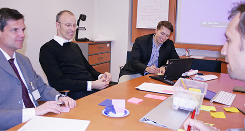 
Angeregte Diskussion in kleiner Runde. Hier wurden für Dünnglas neue Einsatzmöglichkeiten erörtert sowie Bremsmechanismen herausgefiltert. 
