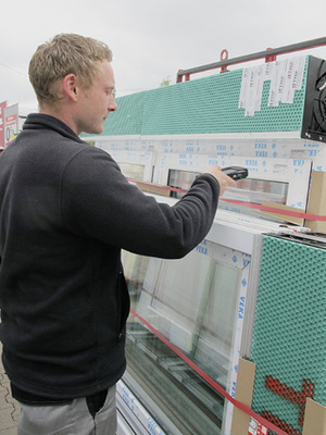 
Nach dem Abladen scannt der Mitarbeiter alle Liefergestelle bzw. Bauelemente mittels Handscanner …
