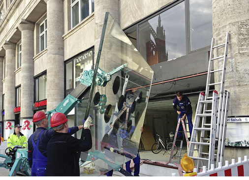 <p>
Die Hebehilfe muss nicht immer selbstfahrend sein. Wenn der Transporter direkt bis zur Baustelle fahren kann, reicht oft ein Gerät für ein reines Scheibeneinsetzen.
</p>