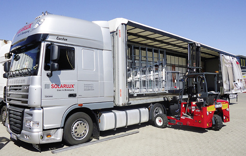 
 „Alle Flügel werden von uns auf L-Gestelle gepackt, mit dem Stapler in den Lkw gefahren und auf der Baustelle oder beim Kunden mithilfe des Mitnahmestaplers abgeladen – ohne dass jemand schwere Bauelemente 1,20 m tief über die Ladekante heben muss“, so Teamleiter Versand Christian Hedemann. Das hilft den Kunden.
