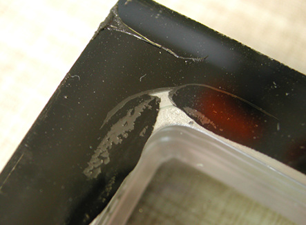 



Bild 2: Die deutlich sichtbare Butylunterbrechung im Eckbereich ist eine klassische Fehlstelle und führt zu erhöhten Gasverlustraten.
