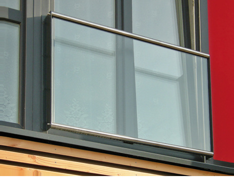 



Hier eine gläserne Absturzsicherung mit einem aufgesetzten Metallholm.
