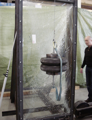 
Prüfung bestanden: Eine vierseitig gelagerte Verglasung nach einer erfolgreichen Pendelschlagprüfung, wie von der TRAV gefordert.
