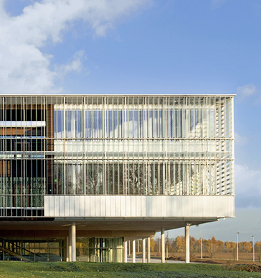 <p>
Die gläserne Fassade der AGC-Europazentrale in Belgien wird von einem Sonnenschutz aus Glas umhüllt.
</p>