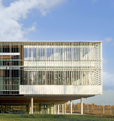 
Die gläserne Fassade der AGC-Europazentrale in Belgien wird von einem Sonnenschutz aus Glas umhüllt.
