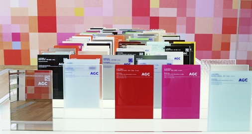 


Natürlich wird in der neuen Zentrale auch die große Palette der AGC-Farb-Gläser präsentiert.
