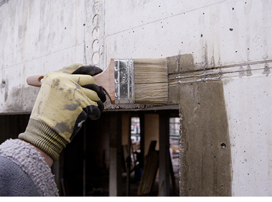 
Die Fensterbauer bestreichen einen Streifen von etwa 10 cm auf der Wand rund um die Fensteröffnung mit Primer. 
