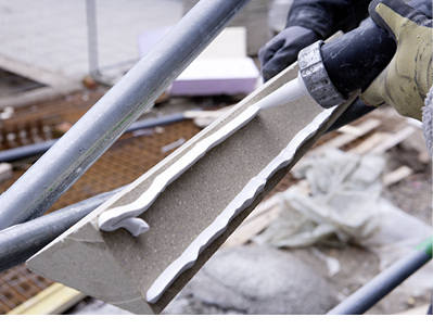 
Anschließend wird eine Seite der Zargen ebenfalls geprimert. Die Fensterbauer bringen zwei Stränge des Soforthaft-Klebers auf …
