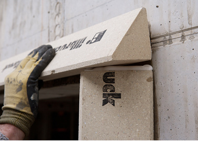 
… und kleben die Zarge um die Fensteröffnung an die Wand, richten sie aus und befestigen diese mit Sicherungschrauben.
