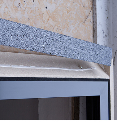 
Mit einem Universalkleber werden die Dämmkeile auf die Zarge geklebt. Diese erhöhen die Dämmwirkung und bieten einen geraden Anschluss an die Wärmedämmung oder die Verblendschale.
