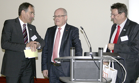 <p>
Bernhard Helbing, Volker Kauder und Ulrich Tschorn (v.l.) bei der Verabschiedung des CDU-Fraktionsvorsitzenden.
</p>