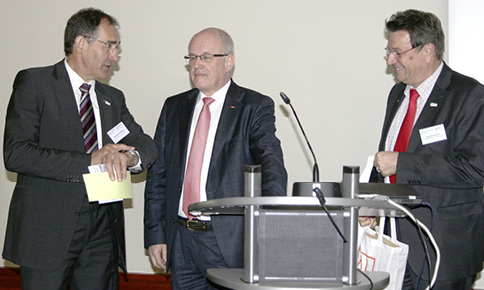 
Bernhard Helbing, Volker Kauder und Ulrich Tschorn (v.l.) bei der Verabschiedung des CDU-Fraktionsvorsitzenden.
