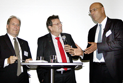 
Zwei (Prof. Sieberath, l. und Prof. Niemöller, r.) bei Ulrich Tschorn.

