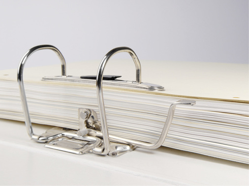 



Zu fünf Seiten Ausschreibungstext, die tatsächlich das Produkt betreffen, gehören heute unzählige Seiten juristisch verklausulierte Texte, die es aber auch zu beachten gilt. Sonst kann es mal so richtig teuer werden.
